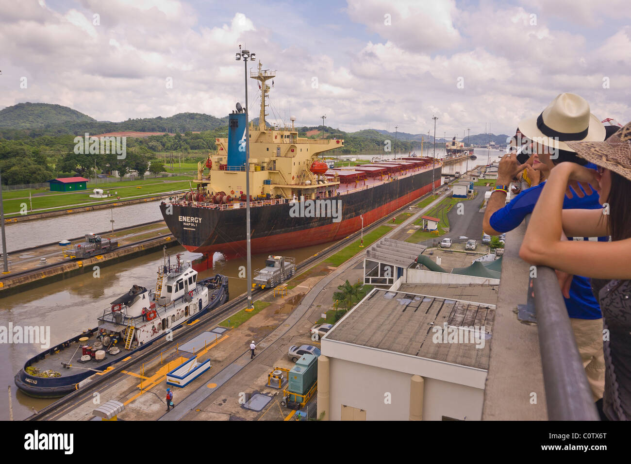 PANAMA - Touristen Schiff im Miraflores Schleusen des Panama-Kanals angezeigt. Stockfoto