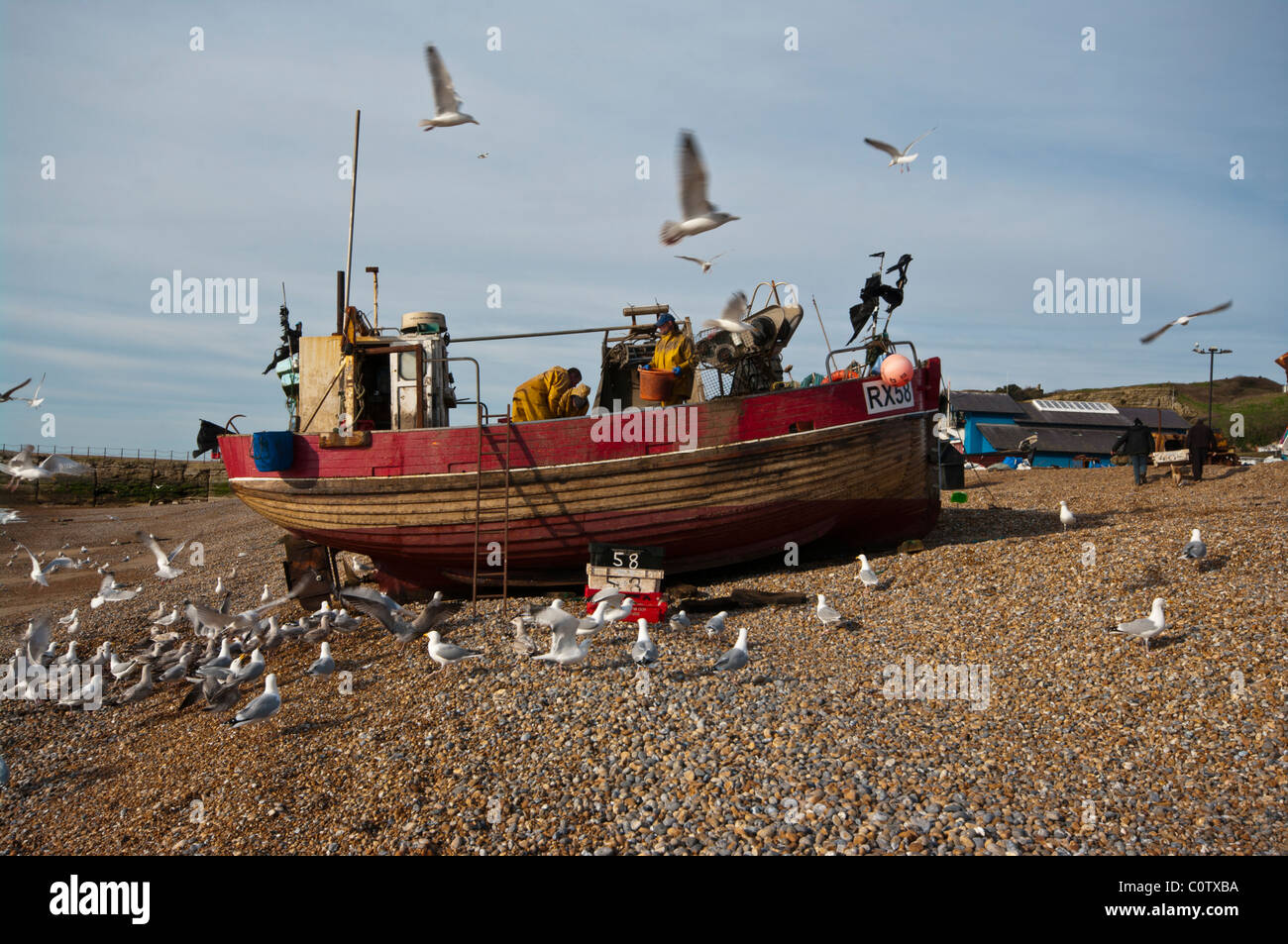 Fischer ihren Fang Stade Strand Hastings East Sussex England entladen Stockfoto