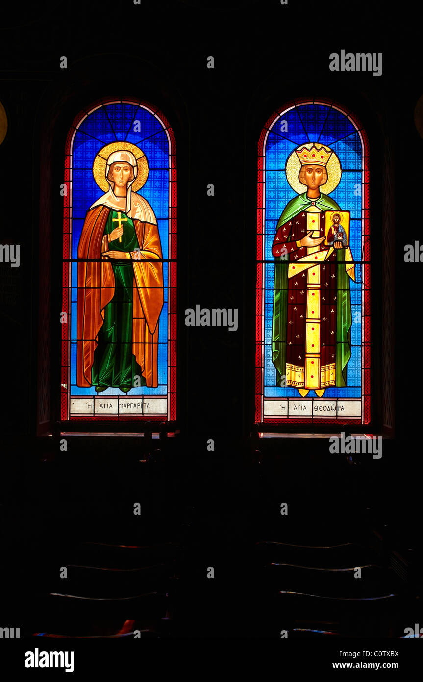 Schöne und bunte Glasfenster in einer griechisch-orthodoxen Kirche in Paphos Stockfoto
