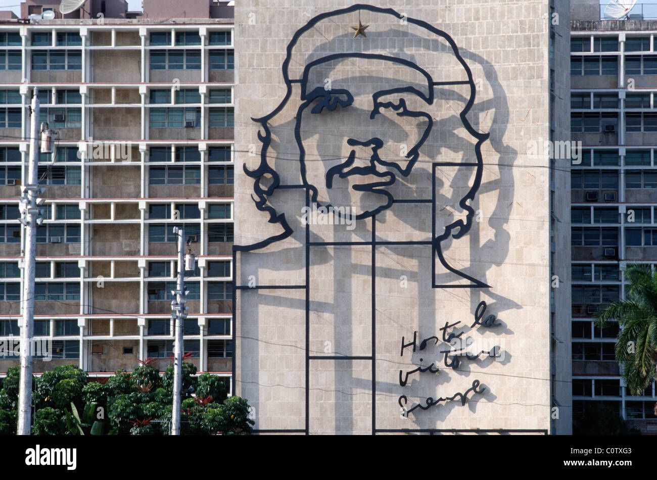 Havanna. Kuba. Das imposante Bild von Che Guevara an der Fassade des Ministeriums Gebäude des Innenministeriums, Plaza De La Revolucion. Stockfoto