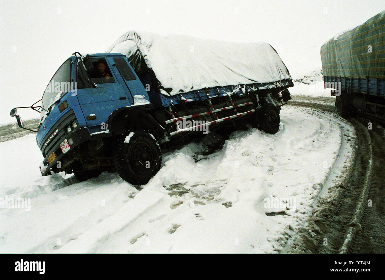 Vereiste Straßen und einige Unfälle in Tibet Sichuan Grenzgebiet. Stockfoto