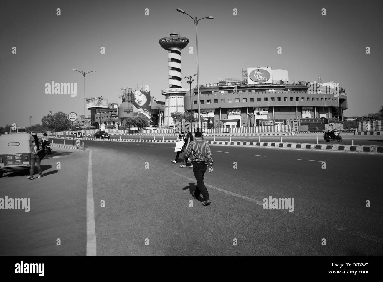 Straße mit Shopping-Mall in den Hintergrund, Ansal Plaza, New Delhi, Indien Stockfoto