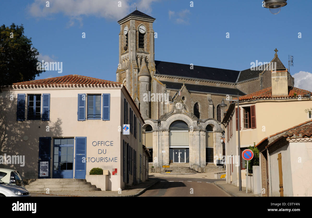 Französisches Fremdenverkehrsamt und Kirche von Talmont Saint Hilaire in der Vendee Region des westlichen Frankreich EU Stockfoto