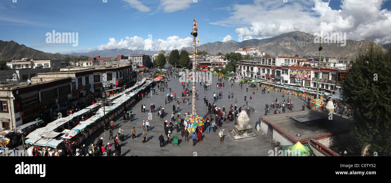 Panoramische Ansicht der Barkhor Square gesehen vom Jokhangtempel (Dazhao), Lhasa, Tibet autonome Region, China. Stockfoto