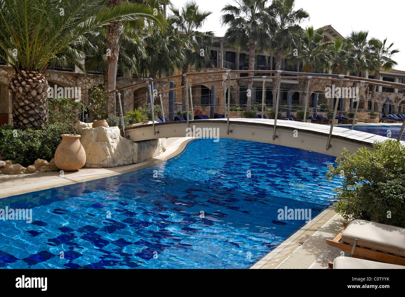 Den Garten und zum Pool im Columbia Beach Hotel Pissouri Zypern Stockfoto