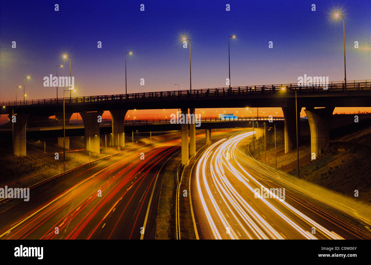 Verkehr und Sunrise an Holmfield Kreuzung verbindet die Autobahnen A1 M1 und M62 Leeds Yorkshire UK Stockfoto