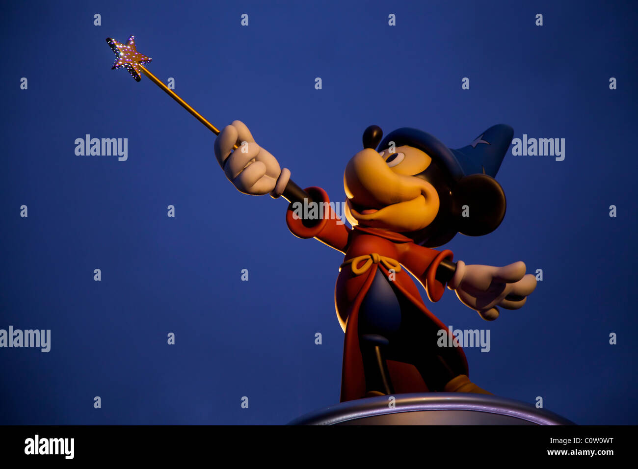 Statue von Mickey Mouse als Zauberer oder Magier im Walt Disney Studios Park in der Nähe von Paris Frankreich Stockfoto