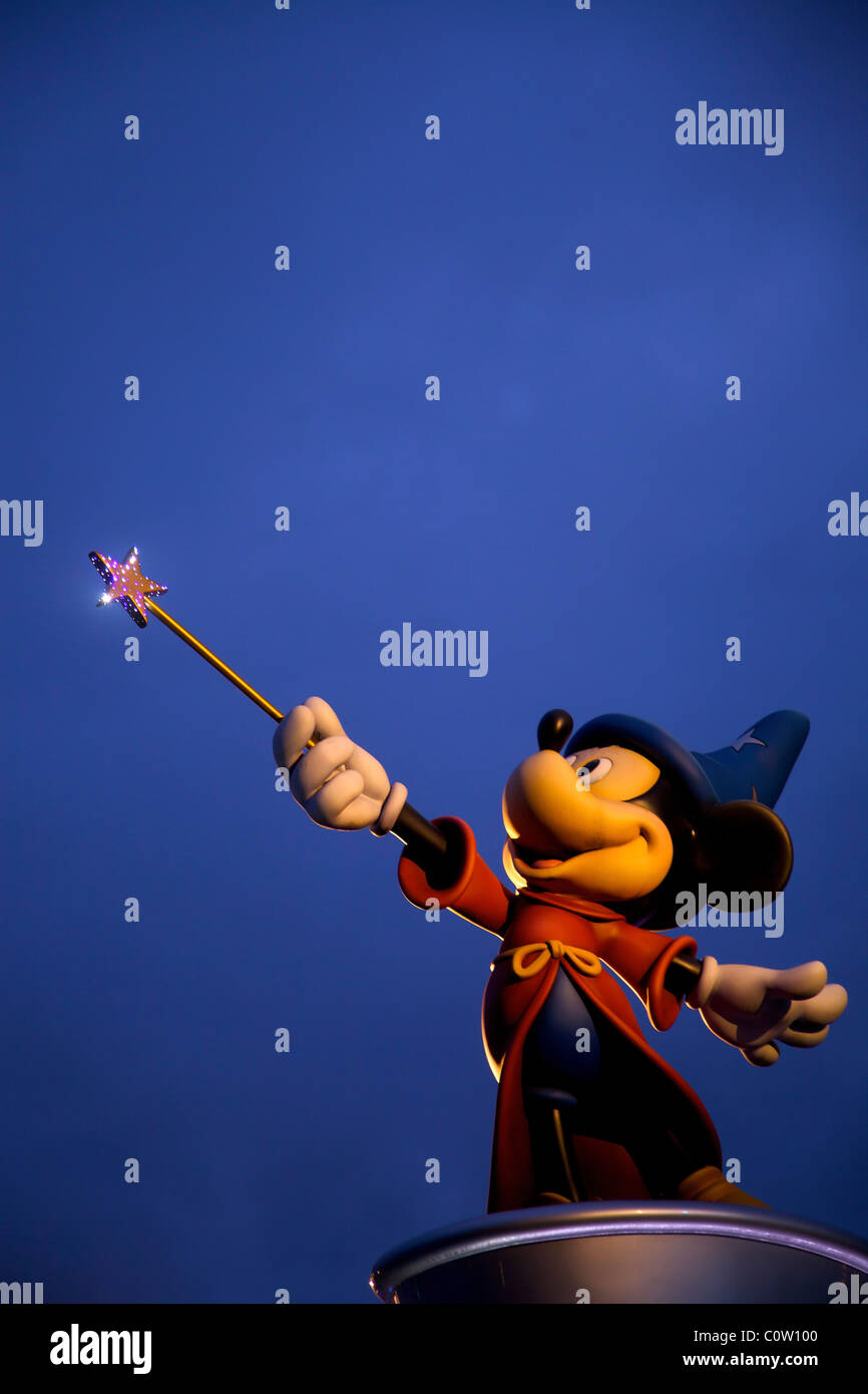 Statue von Mickey Mouse als Zauberer oder Magier im Walt Disney Studios Park in der Nähe von Paris Frankreich Stockfoto