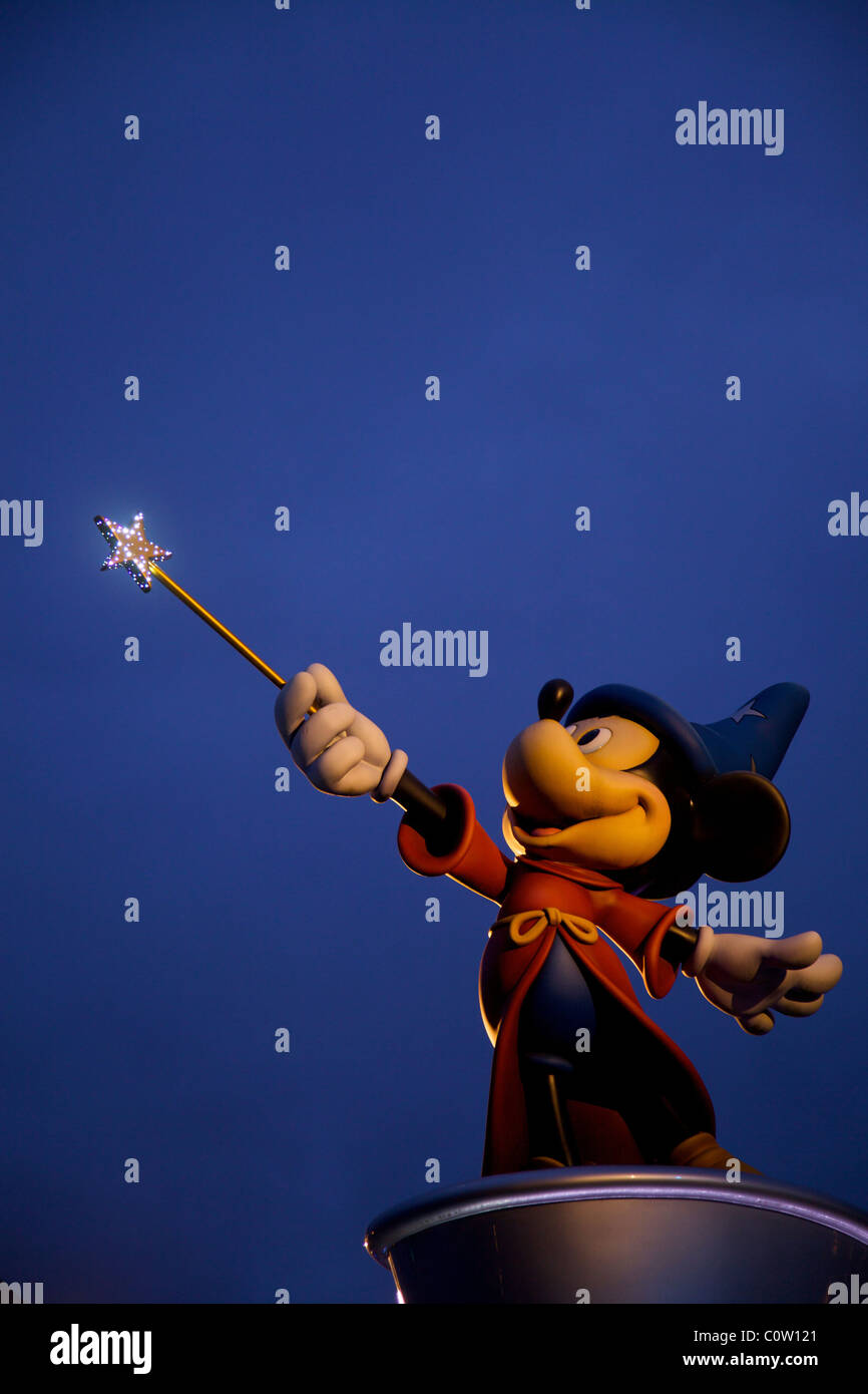 Statue von Mickey Mouse als Zauberer oder Magier im Walt Disney Studios Park in der Nähe von Paris Frankreich Stockfoto