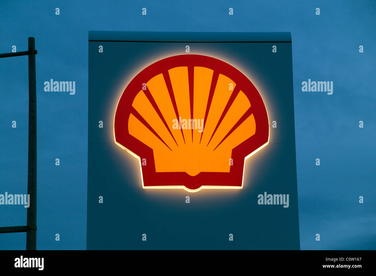 Ein Abend-Blick auf eine beleuchtete Royal Dutch Shell-Logo außerhalb der Vorplatz f eine Tankstelle in Leicester, UK. Stockfoto
