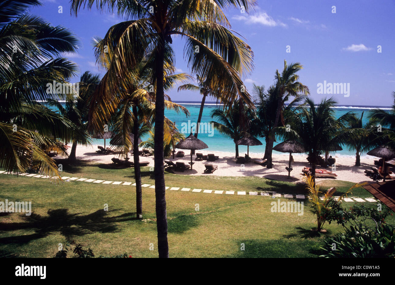 Les Pavillons Hotel. Le Morne Halbinsel. Mauritius. Pool-Bereich, umgeben  von üppigen tropischen Gärten Stockfotografie - Alamy