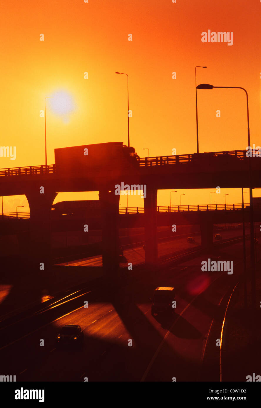 Verkehr, Reisen an Holmfield Kreuzung zwischen Autobahn A1/M1 und M62 bei Sonnenuntergang Leeds Yorkshire UK Stockfoto