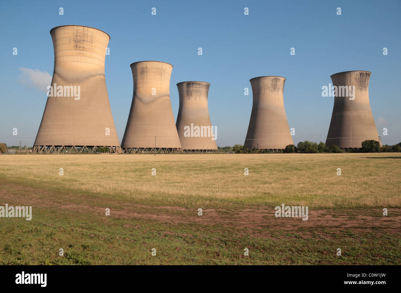 Die fünf Kühltürme des stillgelegten Willington Kraftwerk, Derbyshire, England, UK. Stockfoto