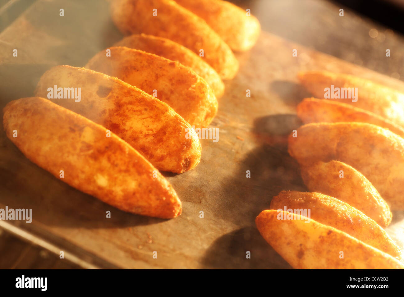 Bratkartoffeln Sie werden im Ofen gebacken Stockfoto