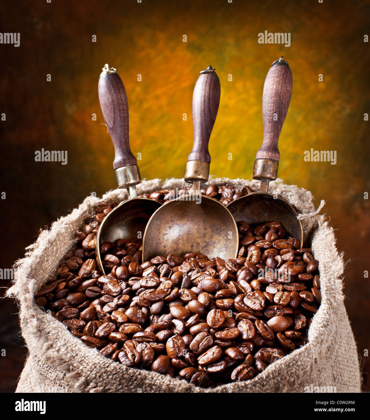 Plünderung Kaffeebohnen und Schaufel. Auf einem dunklen Hintergrund. Stockfoto