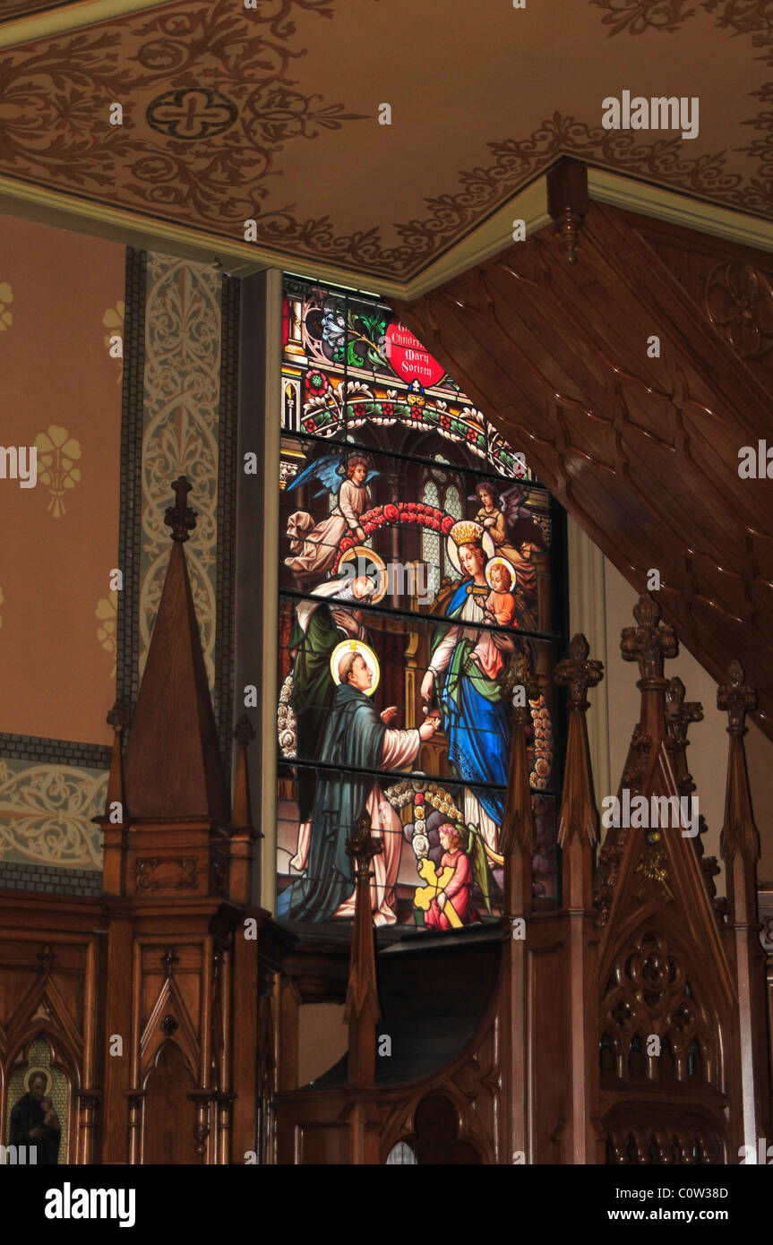 Ein Glasfenster Darstellung des katholischen Glaubens. Das Fenster ist in der St.-Patricks-Basilika in Montreal, Quebec, Kanada. Stockfoto