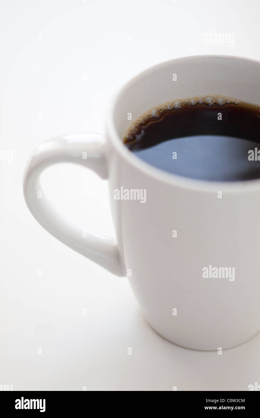 Nahaufnahme von Kaffee in weiße Tasse beschnitten Stockfoto