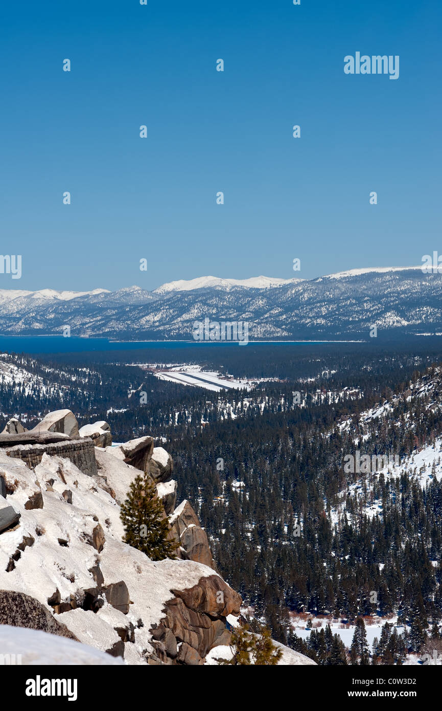 Lake Tahoe mit dem Flughafen in Schnee und Fahrbahn auf der linken Seite Stockfoto