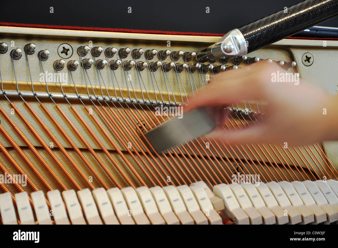 Anpassung des Ton eines Klaviers Stockfoto