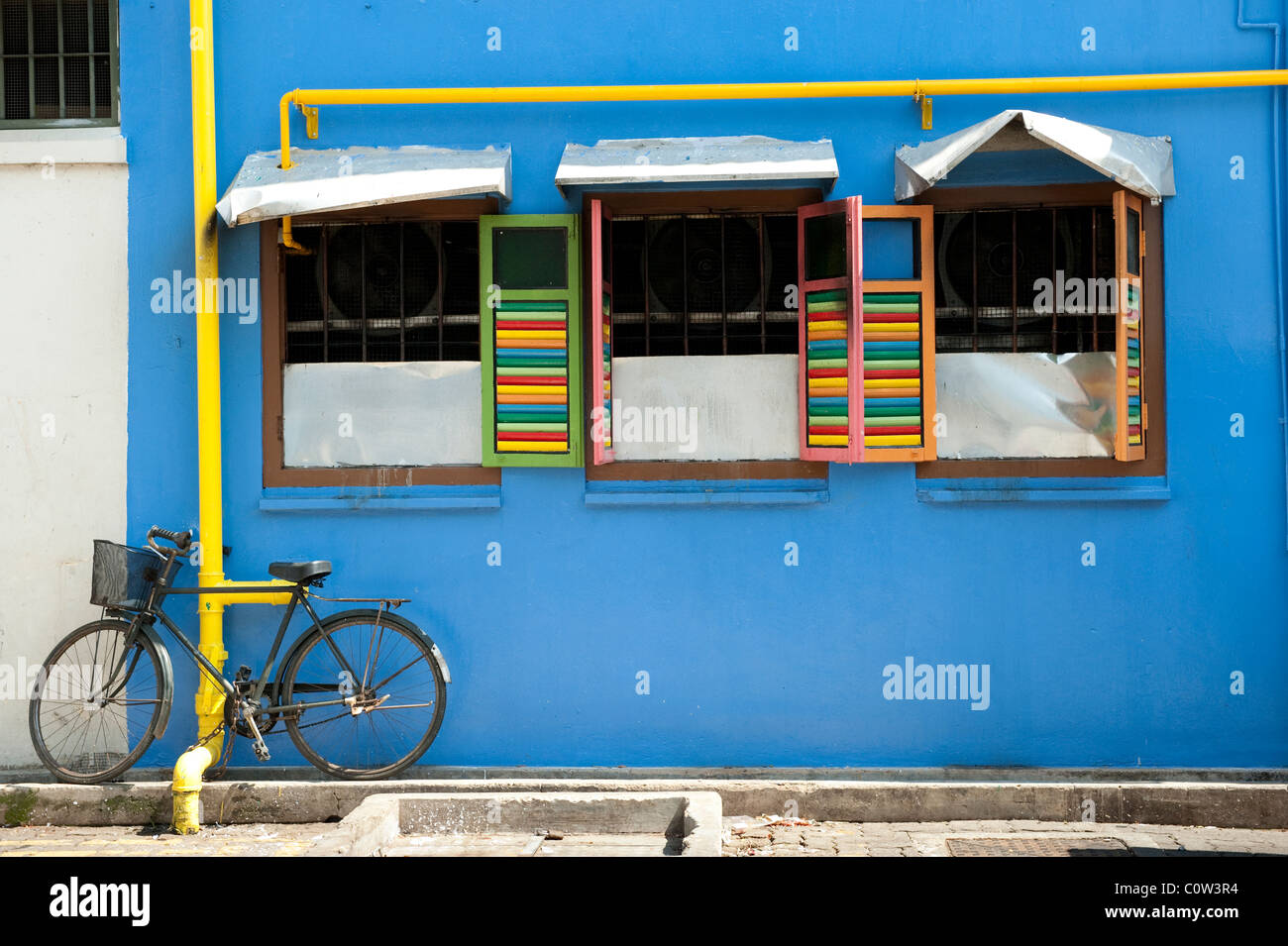 Bunt bemalten Fensterläden und Fahrrad in Little India Geschäftsviertel von Singapur Stockfoto