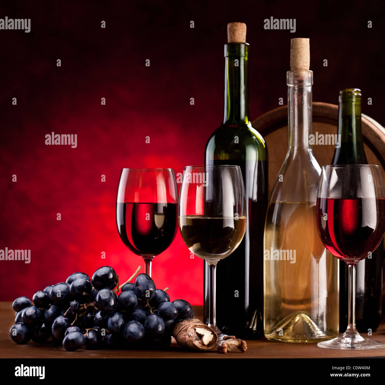 Stillleben mit Flaschen Wein, Gläser und Barriques. Stockfoto