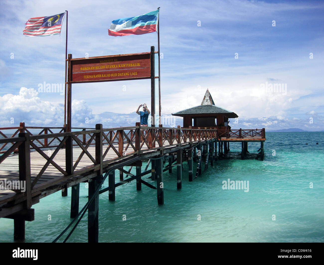 Anlegesteg und schöne Strände auf Pulau Sipadan in Borneo, Malaysia, eines der Top-Ten-Tauchplätze der Welt. Stockfoto