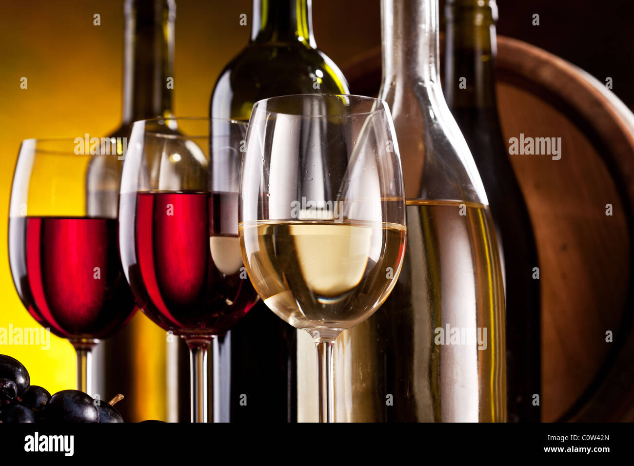 Stillleben mit Wein in Flaschen und Gläser Stockfoto
