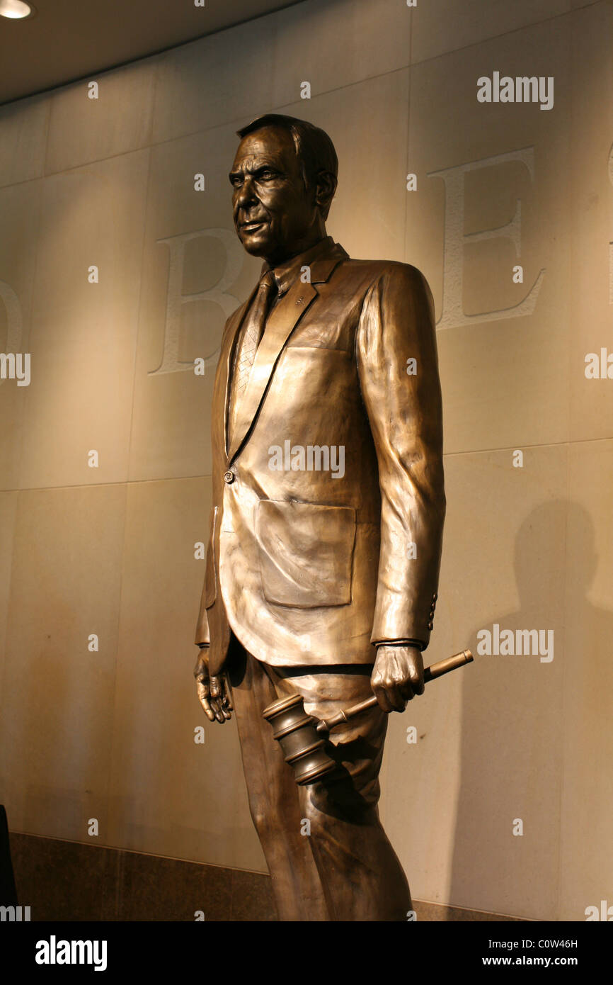 Bronzestatue des verstorbenen ehemaligen Texas Gouverneur Bob Bullock innen Bob Bullock State History Museum in Austin Stockfoto