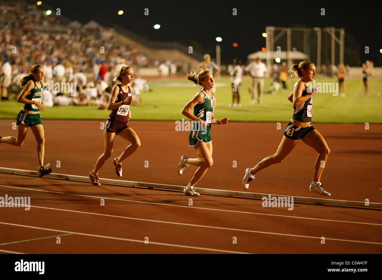 Anglo Läuferinnen Jockey für Position während eines Rennens Abstand bei den Texas High School Track Staatsmeisterschaften Stockfoto