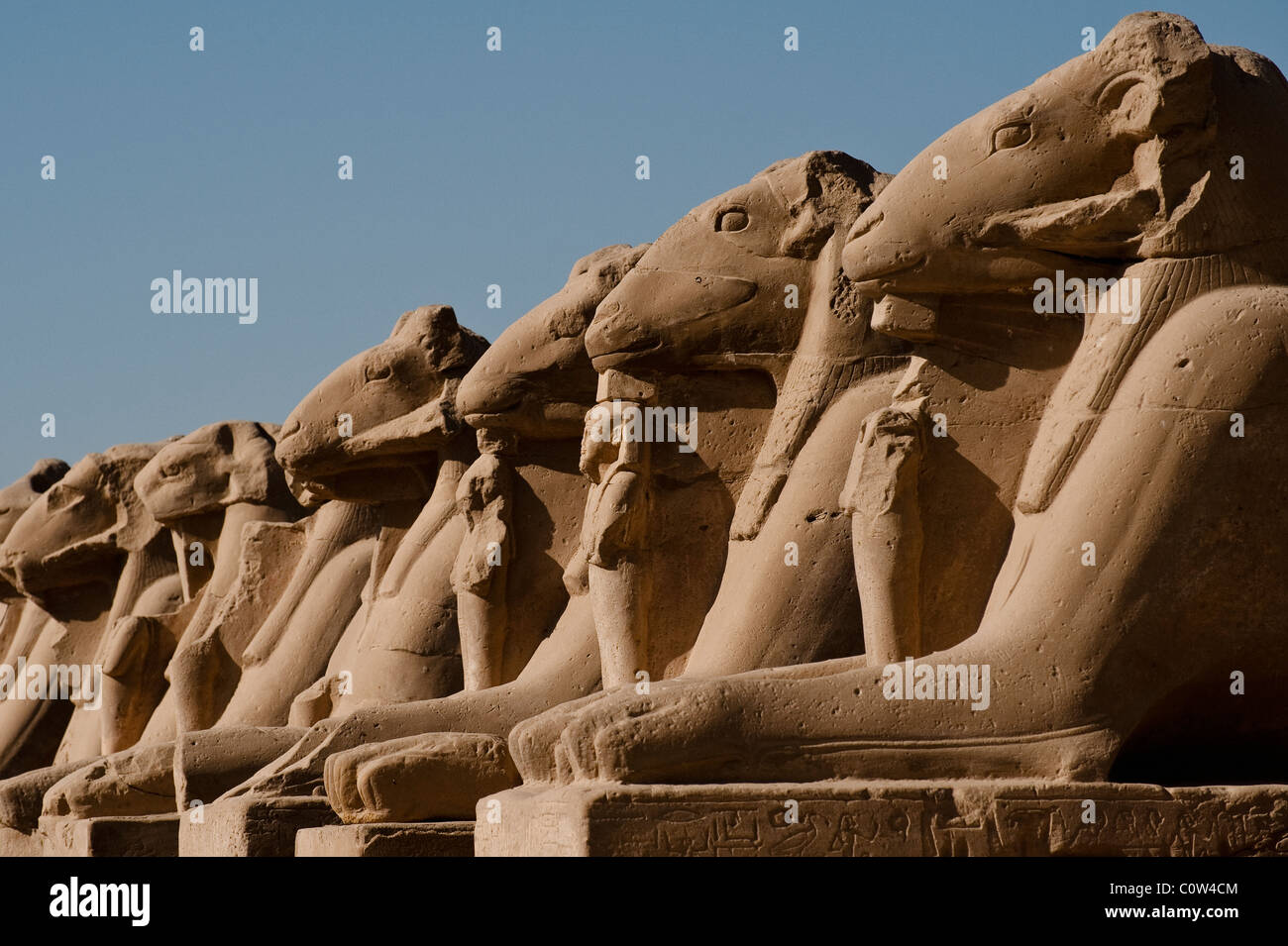 Bilderreihe am Eingang des Tempels von Karnak Stockfoto