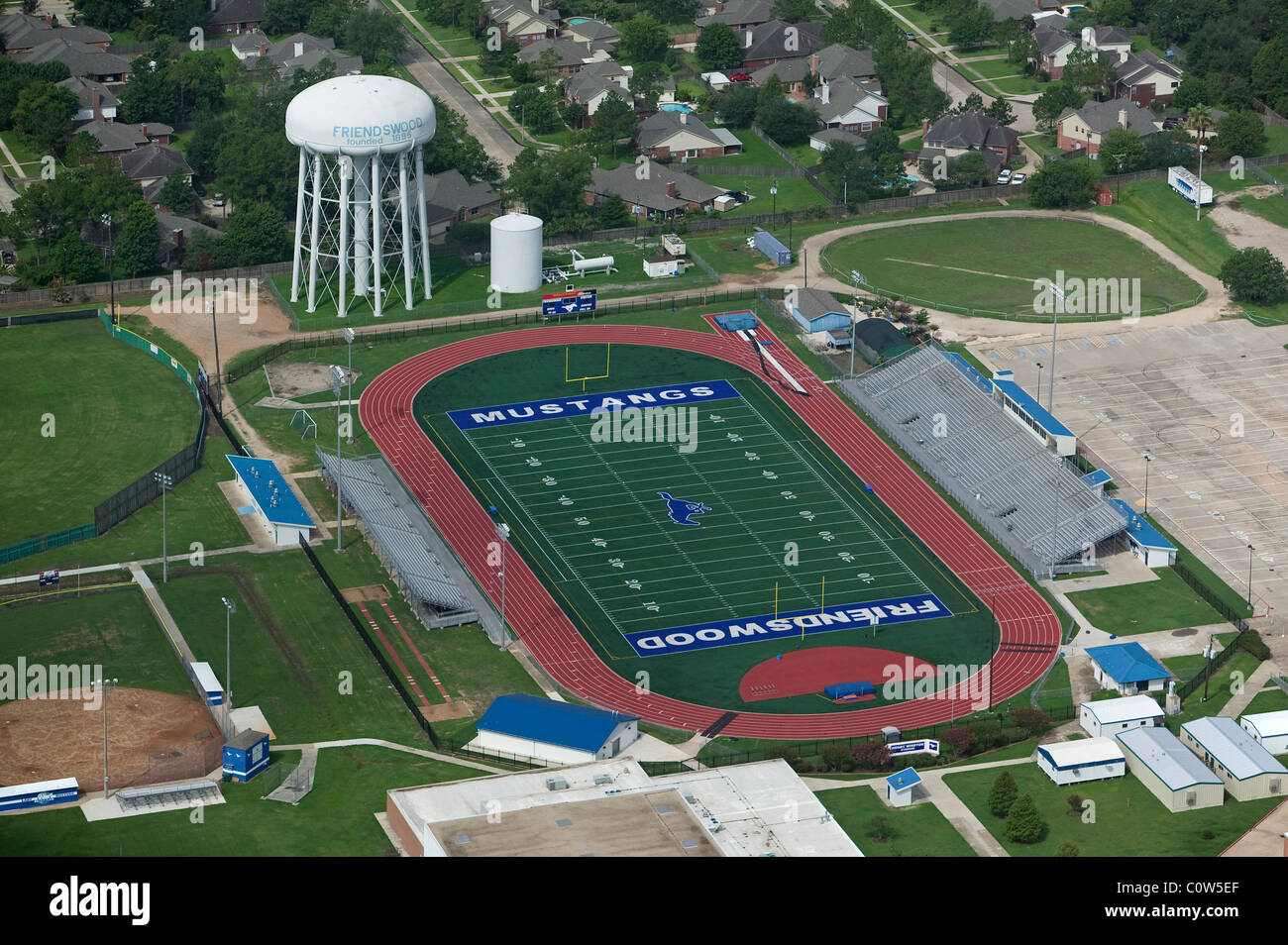 Luftbild oben verfolgen Fußball Feld Wasserturm Friendswood Texas Stockfoto