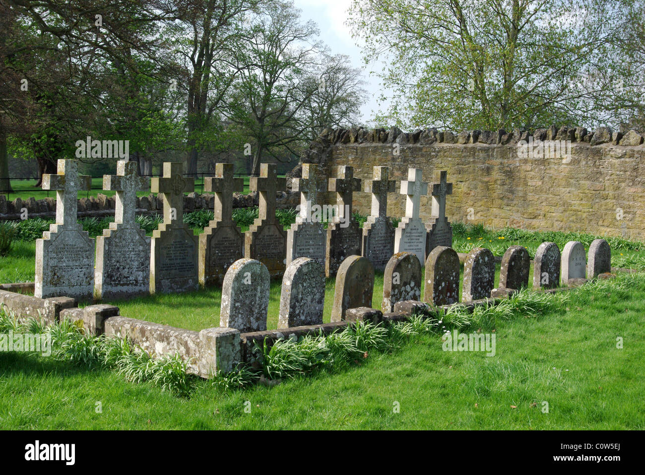 Symmetrische Anordnung der Grabsteine im All Saints Church, Turvey, Bedfordshire Stockfoto