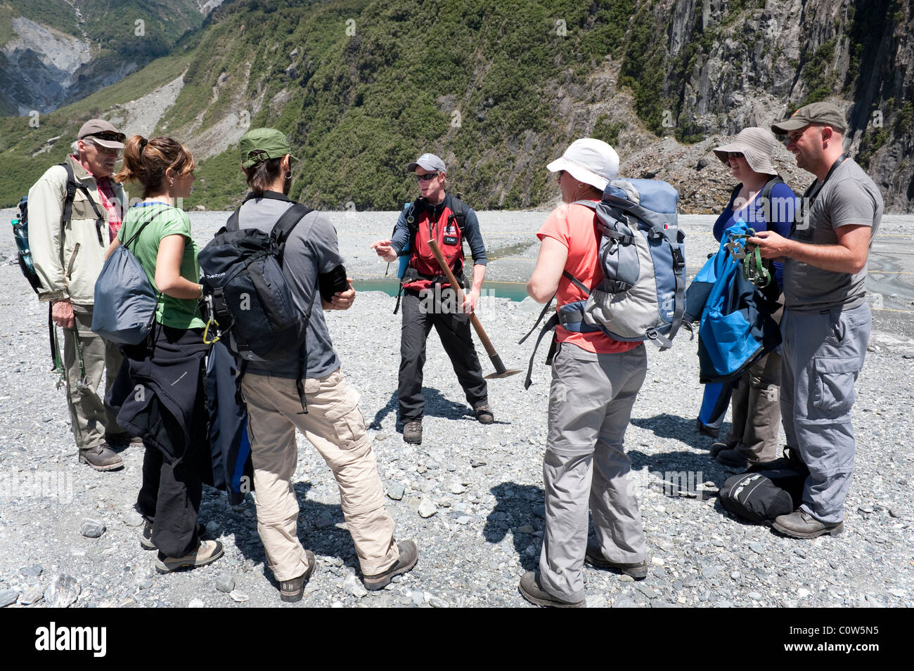 Fox Glacier geführte Wanderung führend im Gespräch mit einer Gruppe vor zu Fuß auf Fox-Gletscher auf Neuseelands Südinsel Westküste Stockfoto