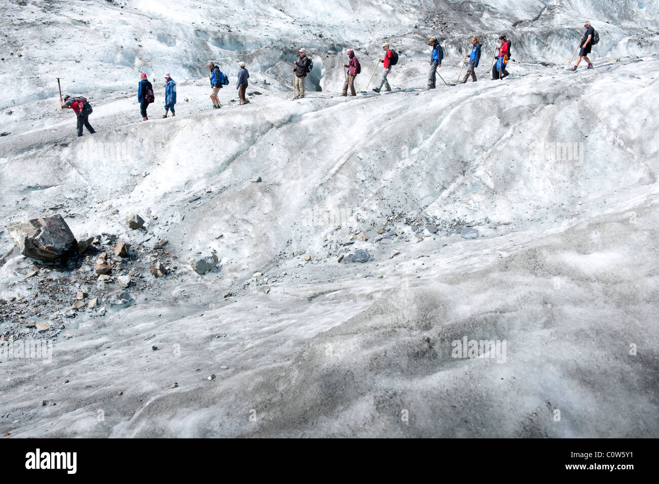 Ein Leitfaden schneidet einen Pfad auf einen Fox Glacier geführte Spaziergang an Neuseelands Westküste Stockfoto