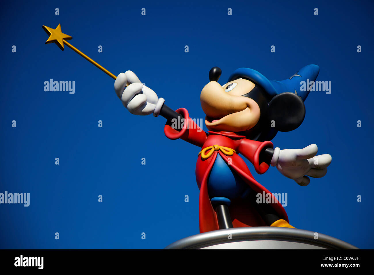 Statue von Mickey Mouse als Zauberer oder Magier im Walt Disney Studios Park in der Nähe von Paris Frankreich Stockfoto