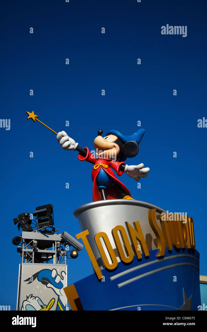 Statue von Mickey Mouse als Zauberer oder Magier im Walt Disney Studios Park in der Nähe von Paris Frankreich Stockfoto