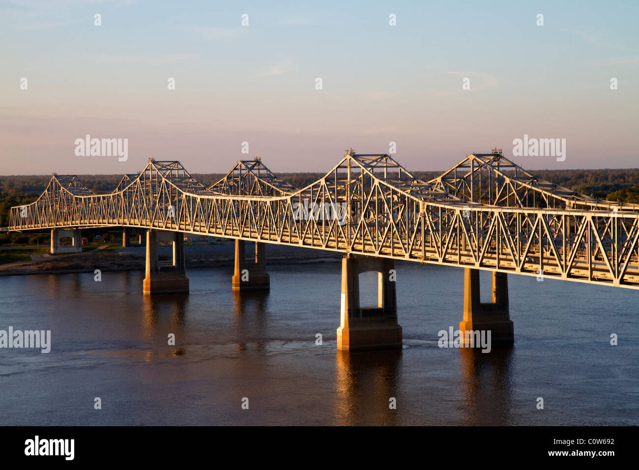 Die Natchez-Vidalia Brücken über den Mississippi River zwischen Vidalia, Louisiana und Natchez, Mississippi, Vereinigte Staaten. Stockfoto