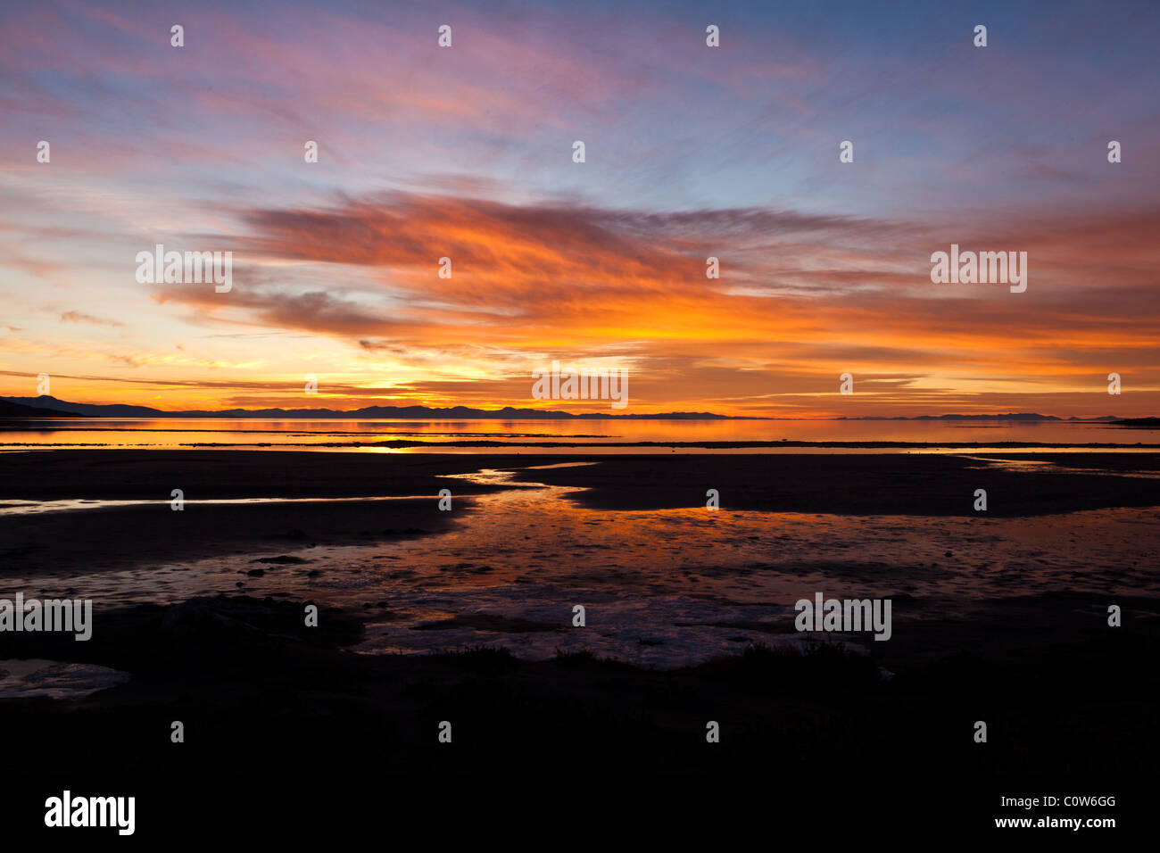 Atemberaubende Sonnenuntergänge von Antelope Island und dem großen Salzsee in der Nähe von Syrakus Utah Stockfoto