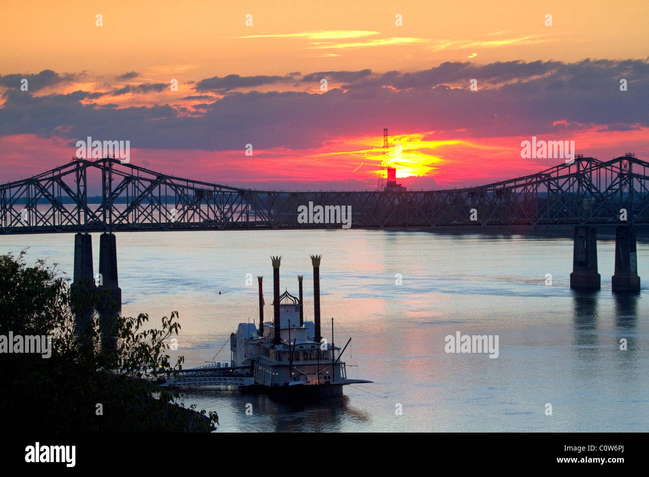 Dampfschiff auf der NatchezVidalia Brücken über den Mississippi River