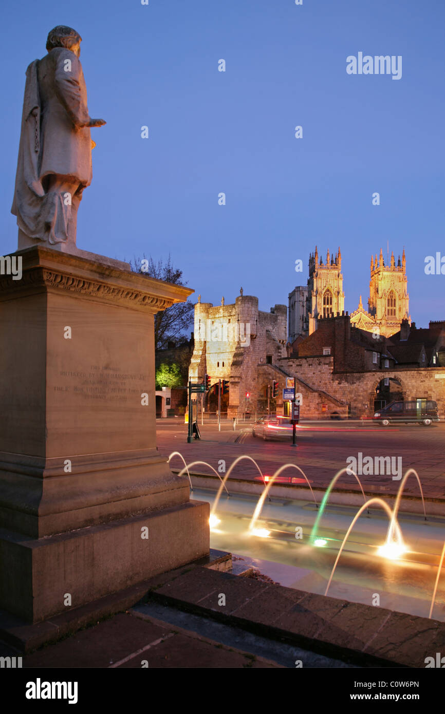 Brunnen in der Nähe von Bootham Bar, St. Leonards Ort, North Yorkshire, England. Stockfoto