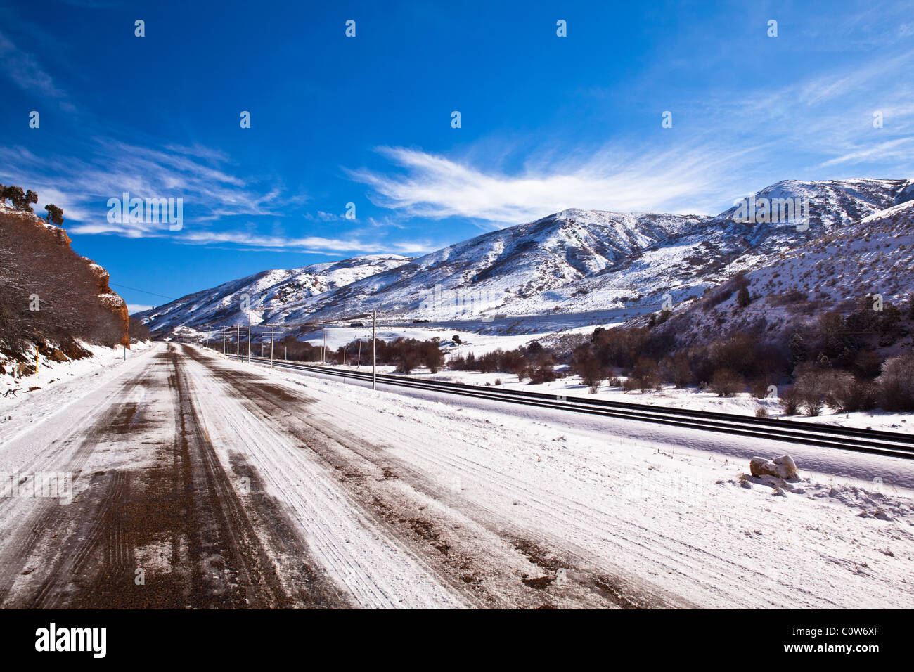 Ein schöner Winterszene aus Eisenbahnschienen in den roten Felsen in der Nähe von Echo, Utah Stockfoto