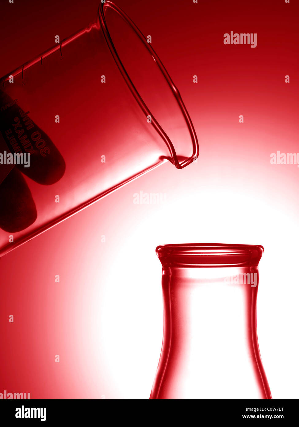 Glas Becher im Labor mit Hand Stockfoto