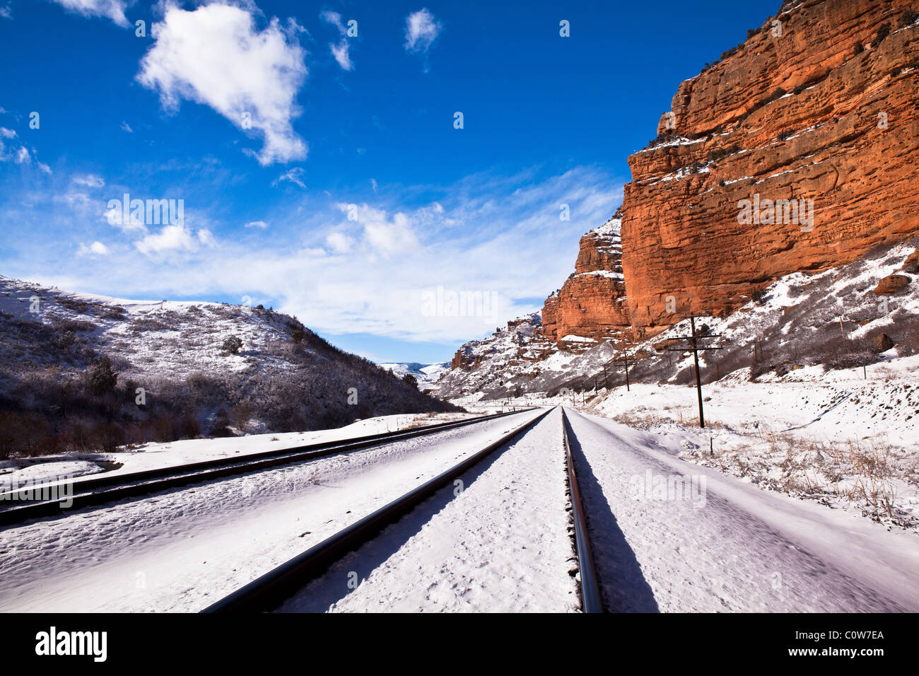 Ein schöner Winterszene aus Eisenbahnschienen in den roten Felsen in der Nähe von Echo, Utah Stockfoto