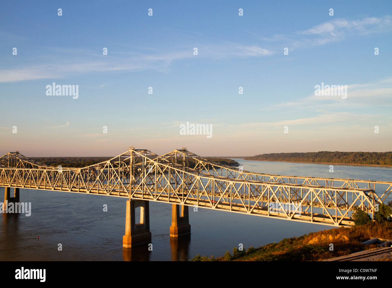 Die Natchez-Vidalia Brücken über den Mississippi River zwischen Vidalia, Louisiana und Natchez, Mississippi, Vereinigte Staaten. Stockfoto