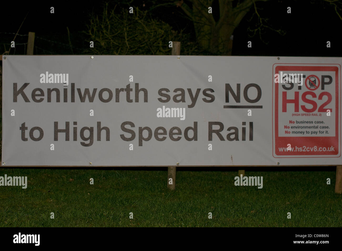 Hohe Geschwindigkeit zwei Schiene Link Protest Zeichen an die vorgeschlagene Route durch Kenilworth, Warwickshire. Stockfoto