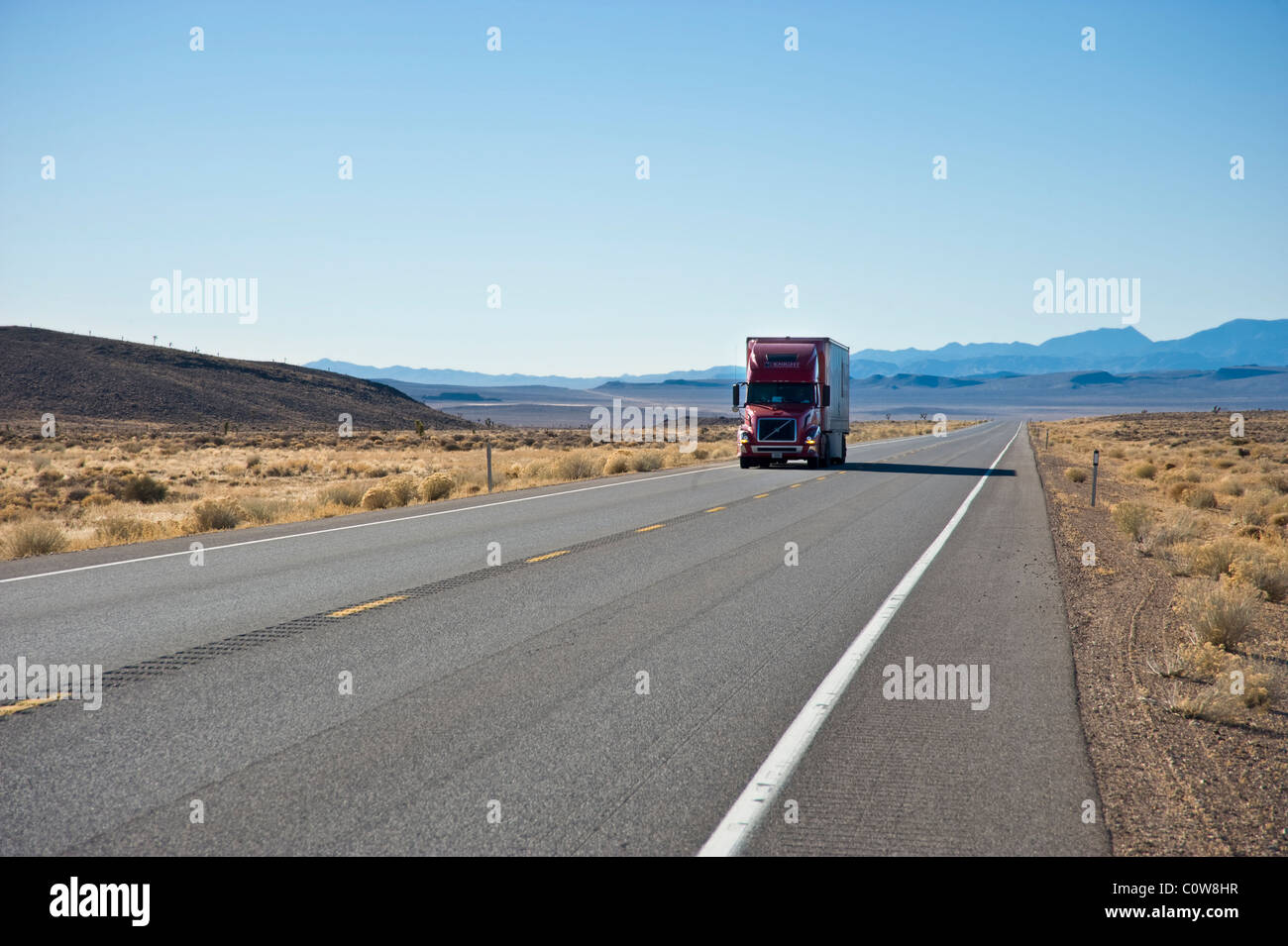 Desert Highway mit LKW, Nevada, USA Stockfoto