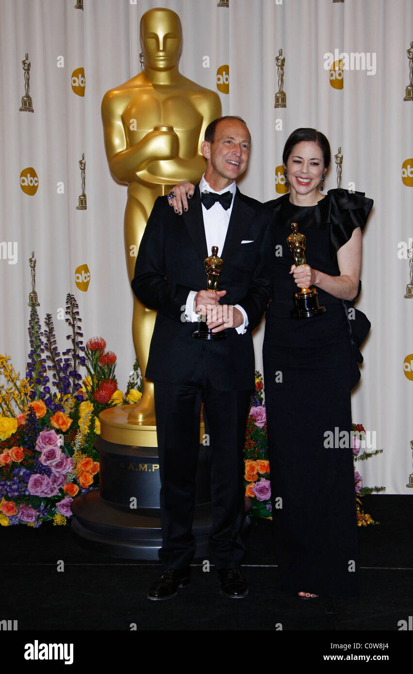 CHARLES FERGUSON AUDREY MARRS 83. ACADEMY AWARDS Presse Raum KODAK THEATRE HOLLYWOOD USA 27. Februar 2011 Stockfoto