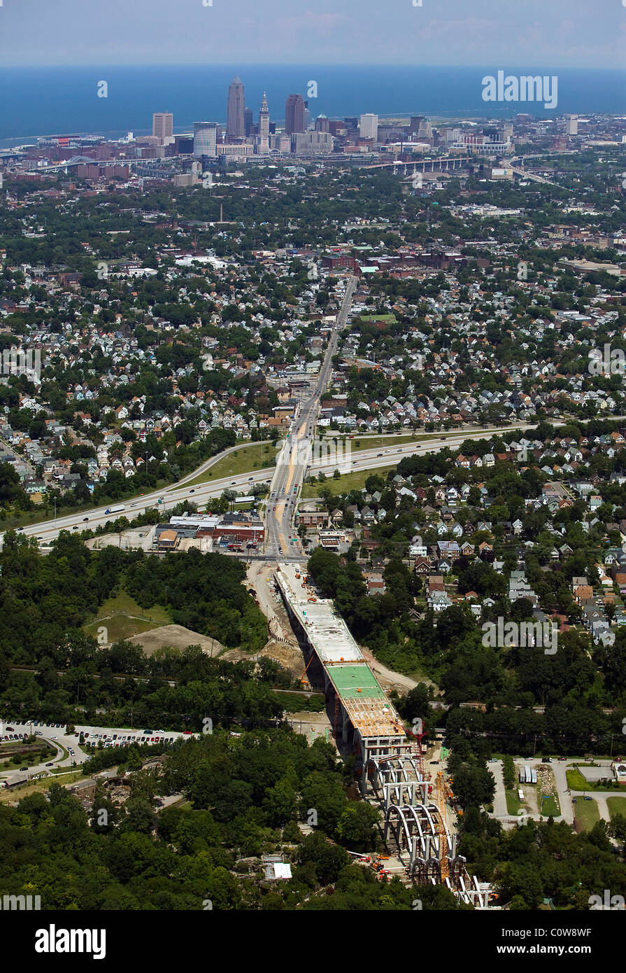 Luftaufnahme über Brückenbau in Richtung Skyline von Downtown Cleveland Ohio Lake Erie Stockfoto