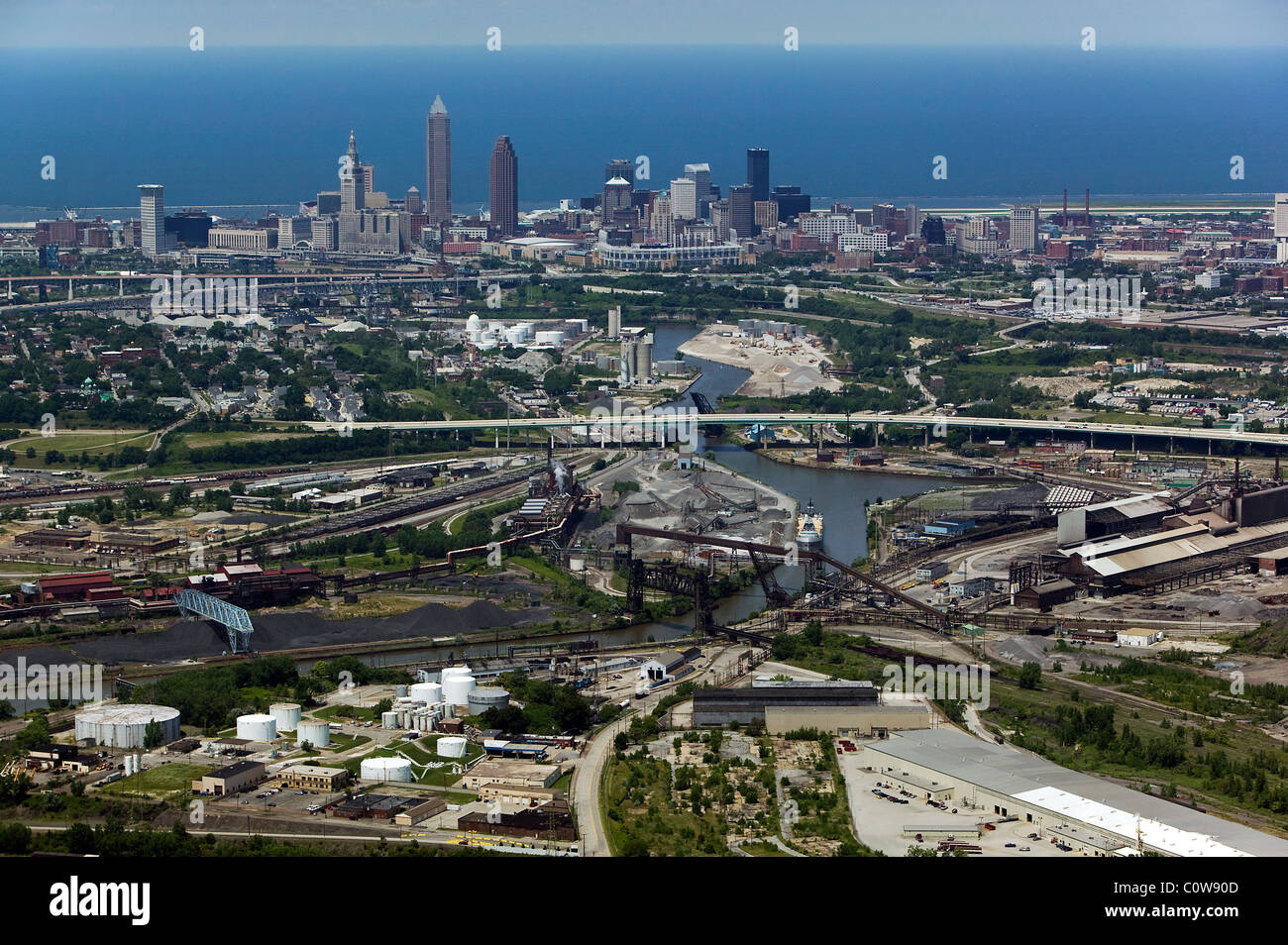 Luftaufnahme über Cuyahoga River in Richtung Lake Erie Innenstadt von Cleveland Ohio Stockfoto