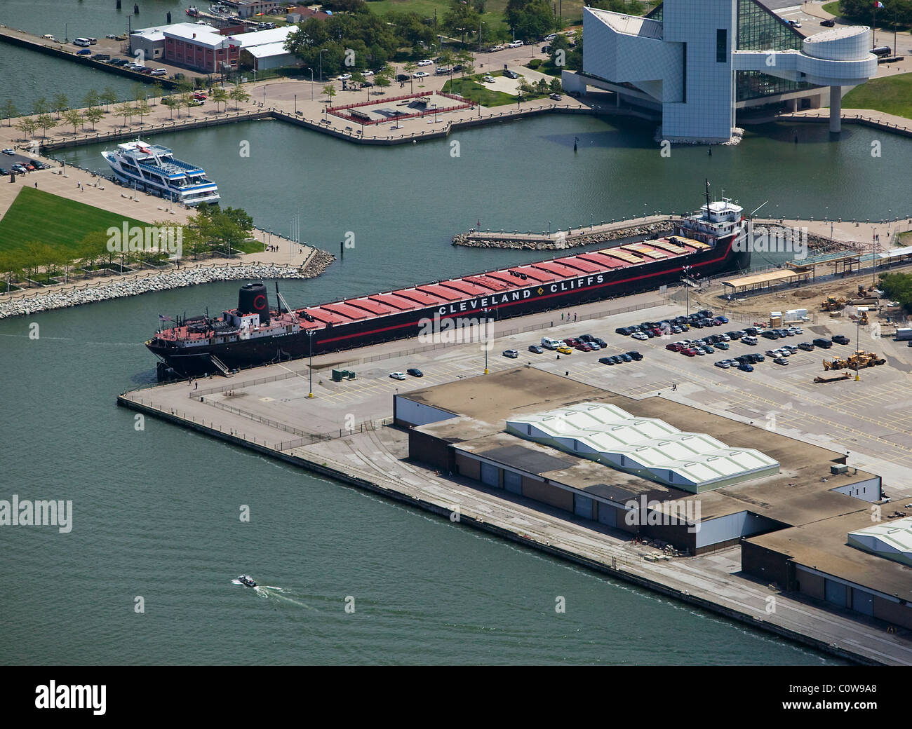 Luftaufnahme über dem Dampfschiff William G. Mather im Ruhestand Great Lakes Bulk Frachter angedockt Waterfront Cleveland Ohio Stockfoto